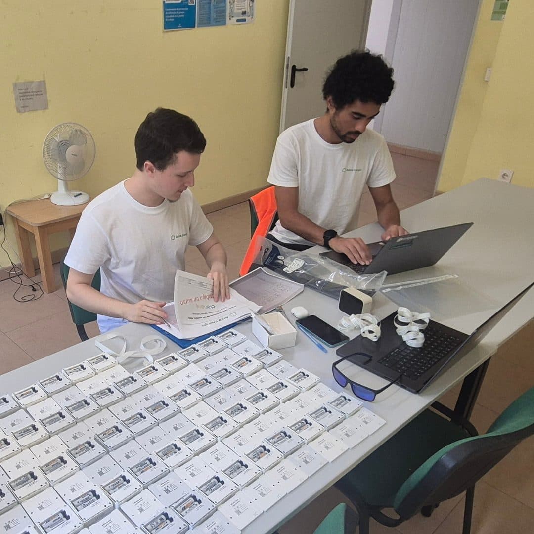 Équipe Alva Energía en préparation d'équipements