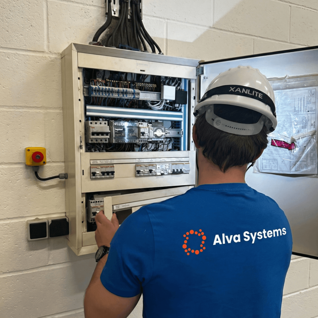 Technicien Alva Systems en intervention sur une armoire GTB