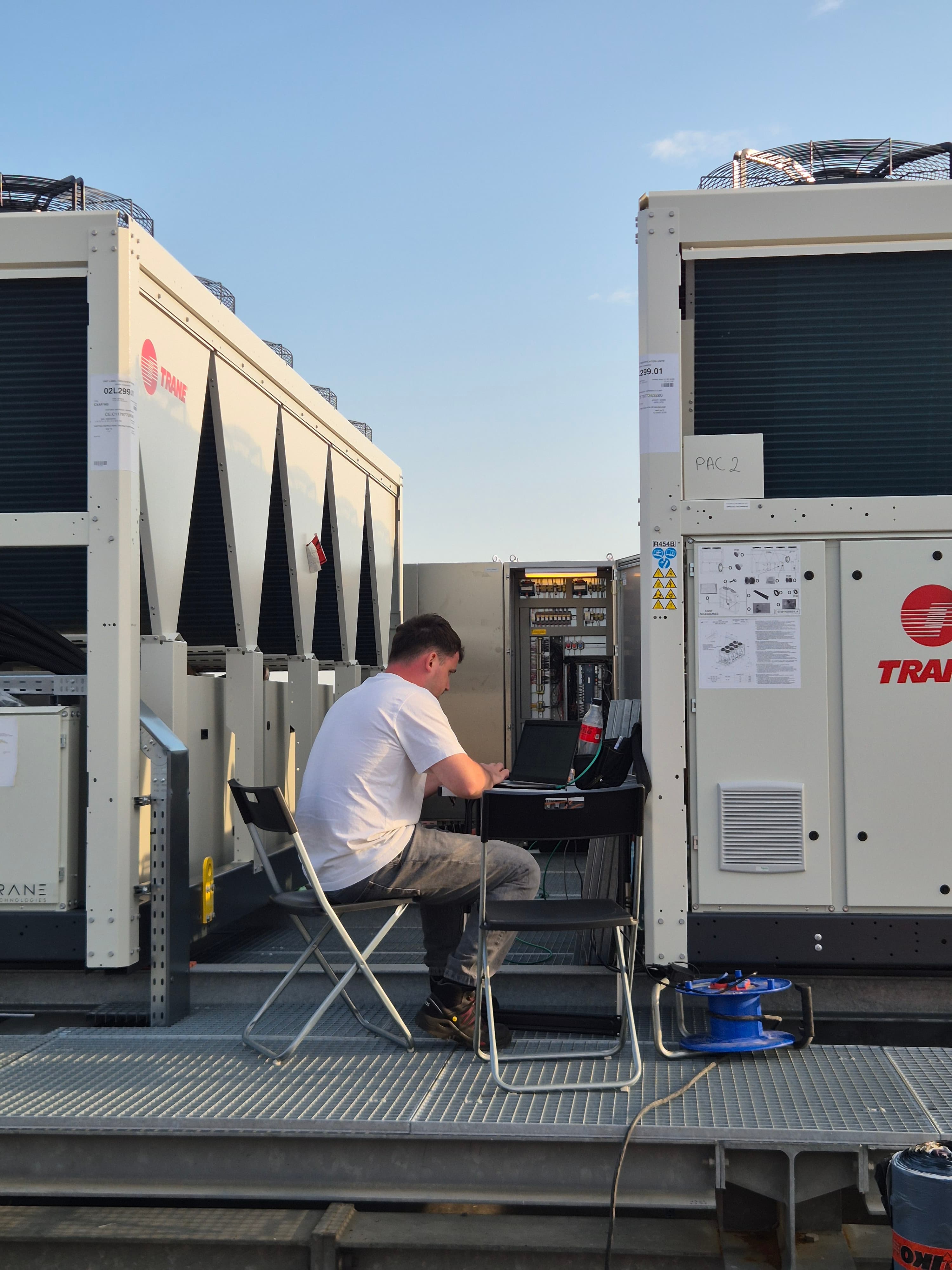 Mise en service sur site, raccordement GTB sur PAC en toiture